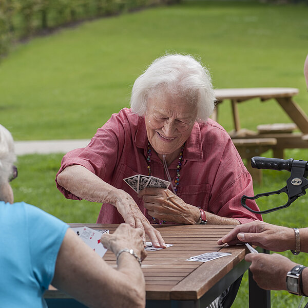 Seniorinnen beim Kartenspiel